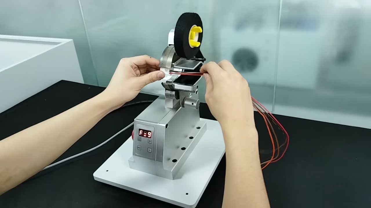 Mini enrubanneuse adhésive pour fil unique - Emballage précis pour applications monofilaires