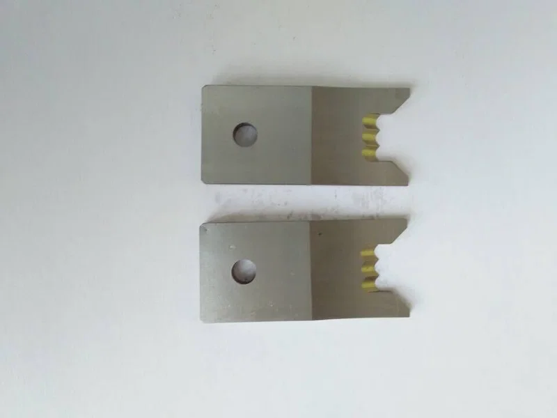 Machine à dénuder les fils coaxiaux pour lames rotatives