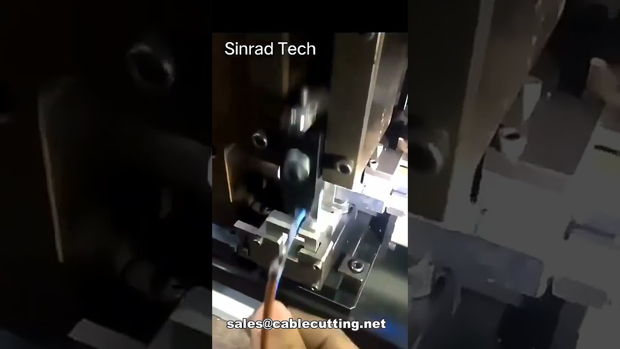 Machine de sertissage de bornes métalliques pour connecteurs de haut-parleurs - Précision et automatisation
