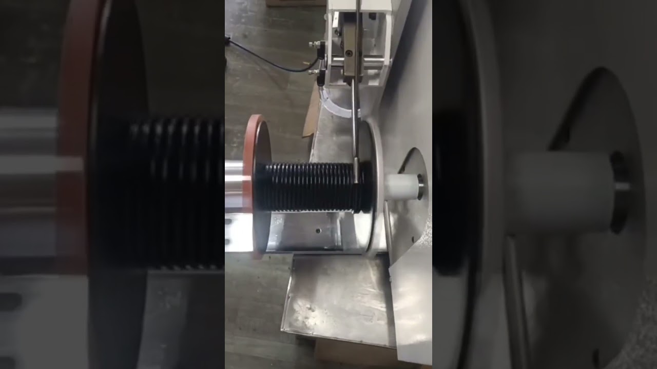 Machine de comptage, défilement, découpe et enroulage de bandes caoutchouc #usine #machine