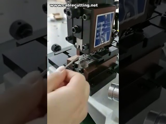 Machine à sertir automatique : précision et performance pour le sertissage de câbles
