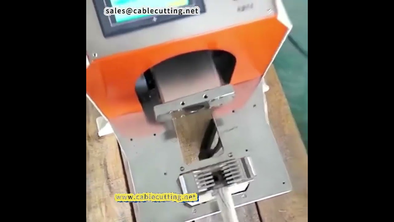 Dénudeuse de câble coaxial et machine à torsader les fils multibrins : automatisation de précision