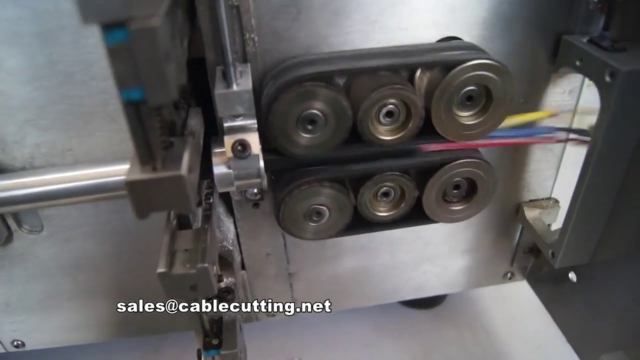 Machine de coupe et dénudage automatique pour câbles multiconducteurs à double gaine