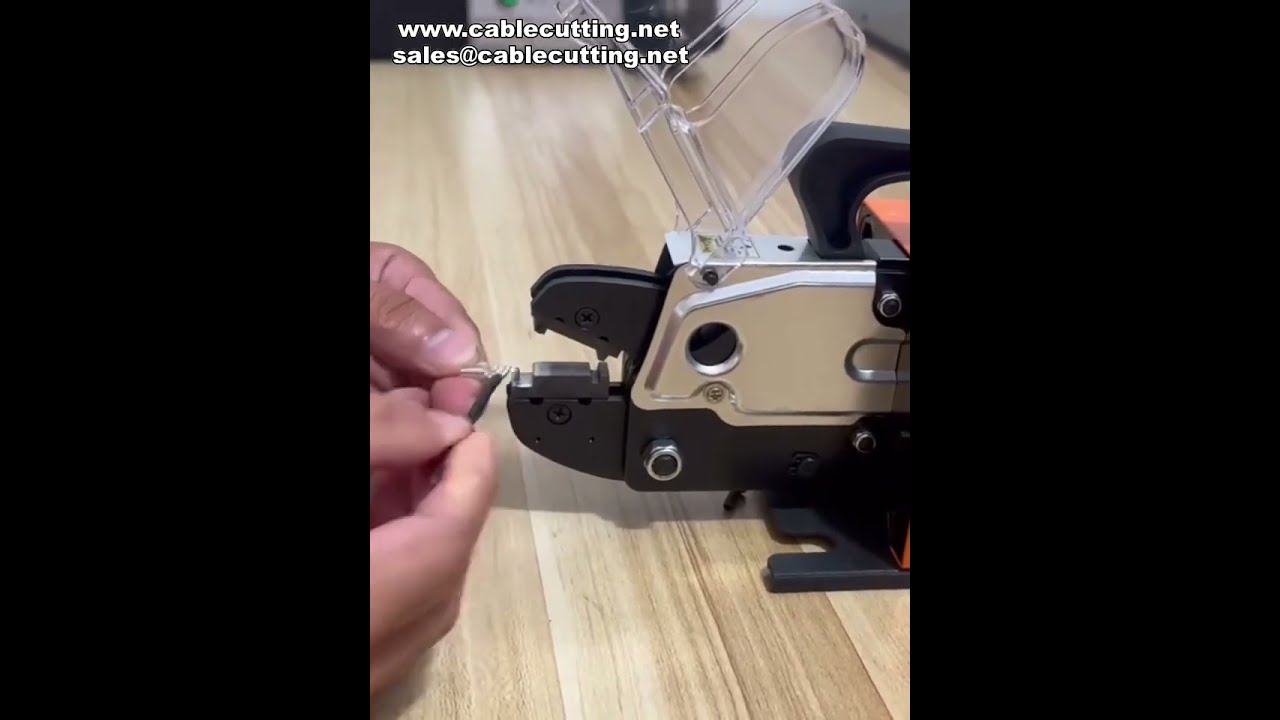 Sertissage de bornes irrégulières : matrices sur mesure pour usine automatisée #usine #machine