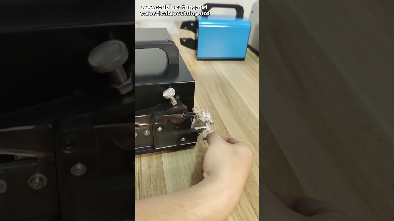 Test de sertissage d'un fermoir de pêche avec une pince à sertir électrique industrielle