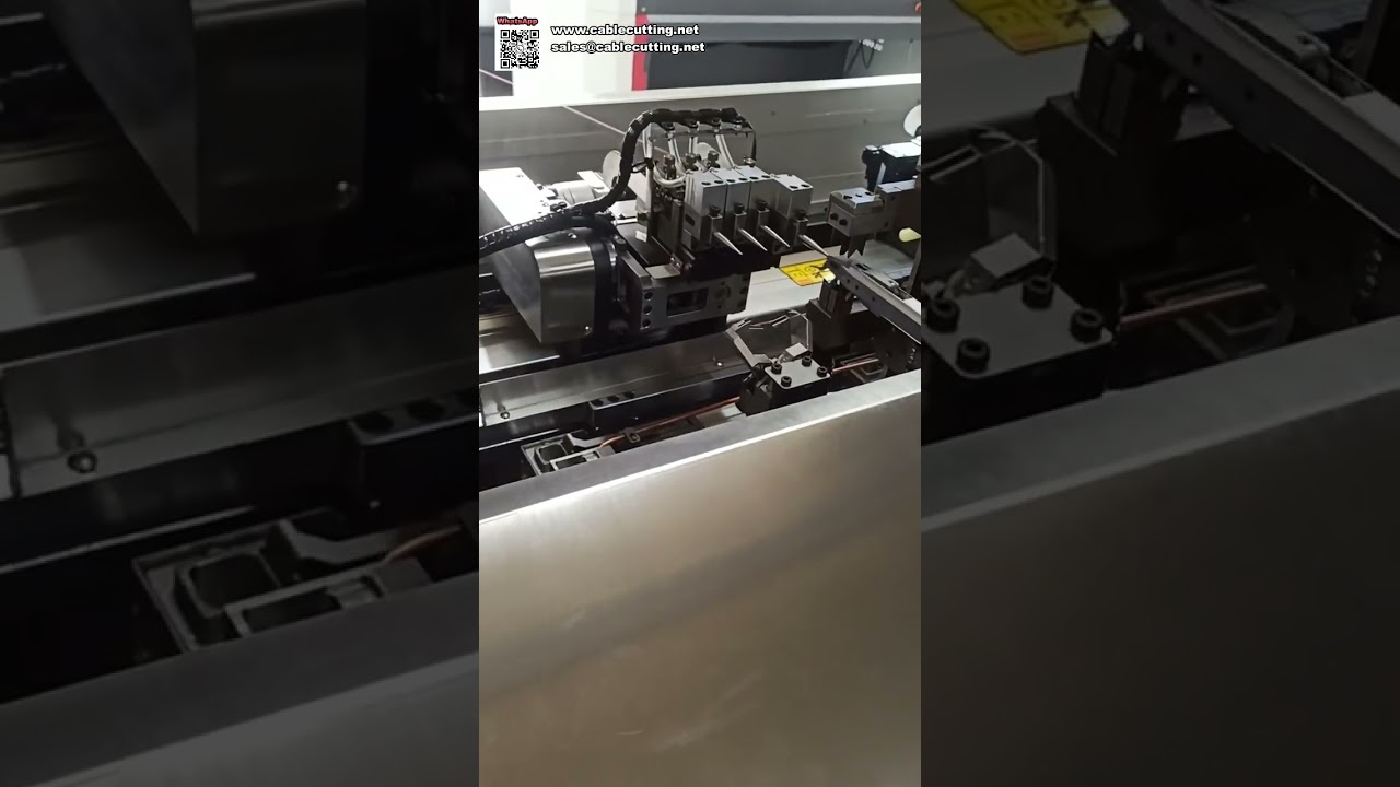 Machine automatique de sertissage, étamage et insertion multicouche de connecteurs pour fils électriques