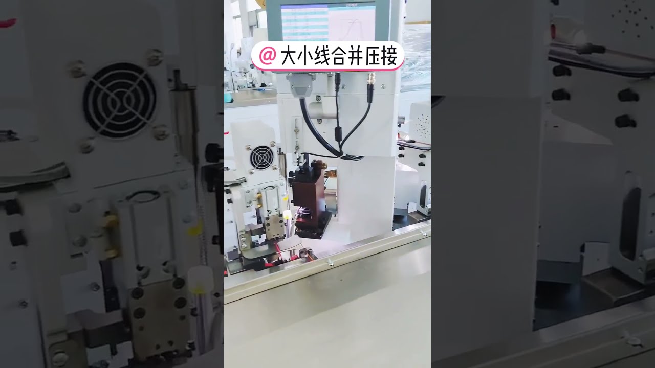 Machine automatique de sertissage à trois têtes pour fils doubles avec détection de pression