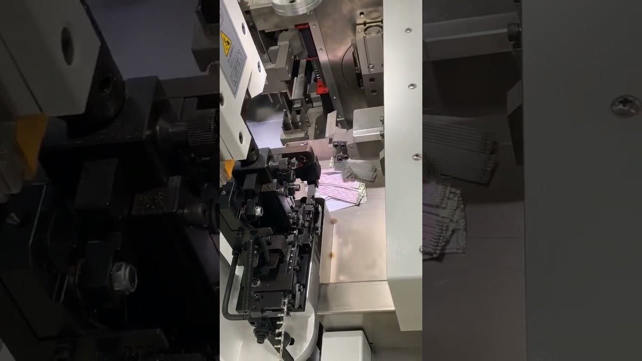 Machine à sertir double tête entièrement automatique pour faisceaux de câbles - Fonctionnement en usine