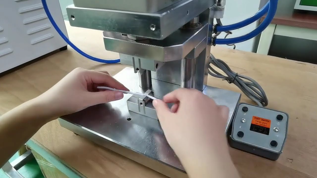 Machine de dénudage semi-automatique pour milieu de fil - Action précise au centre