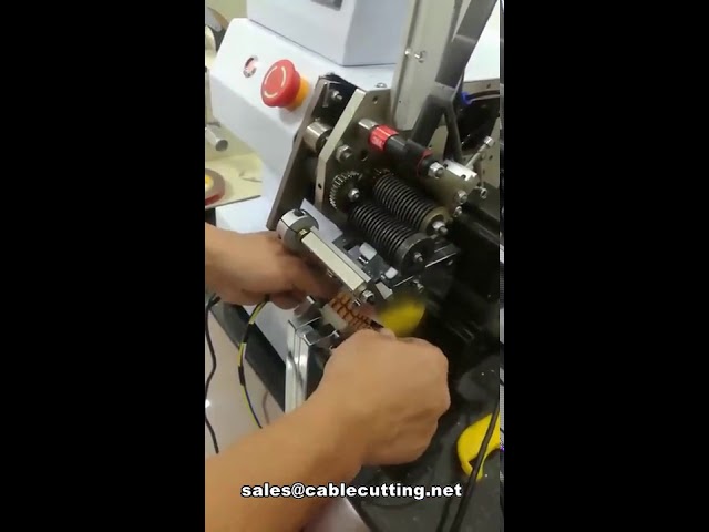 Machine automatique de rubanage de faisceaux électriques : enroulement et fixation de points de fils