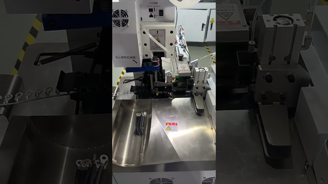 Machine de sertissage et dénudage de fils entièrement automatique, multifonction, à tête unique