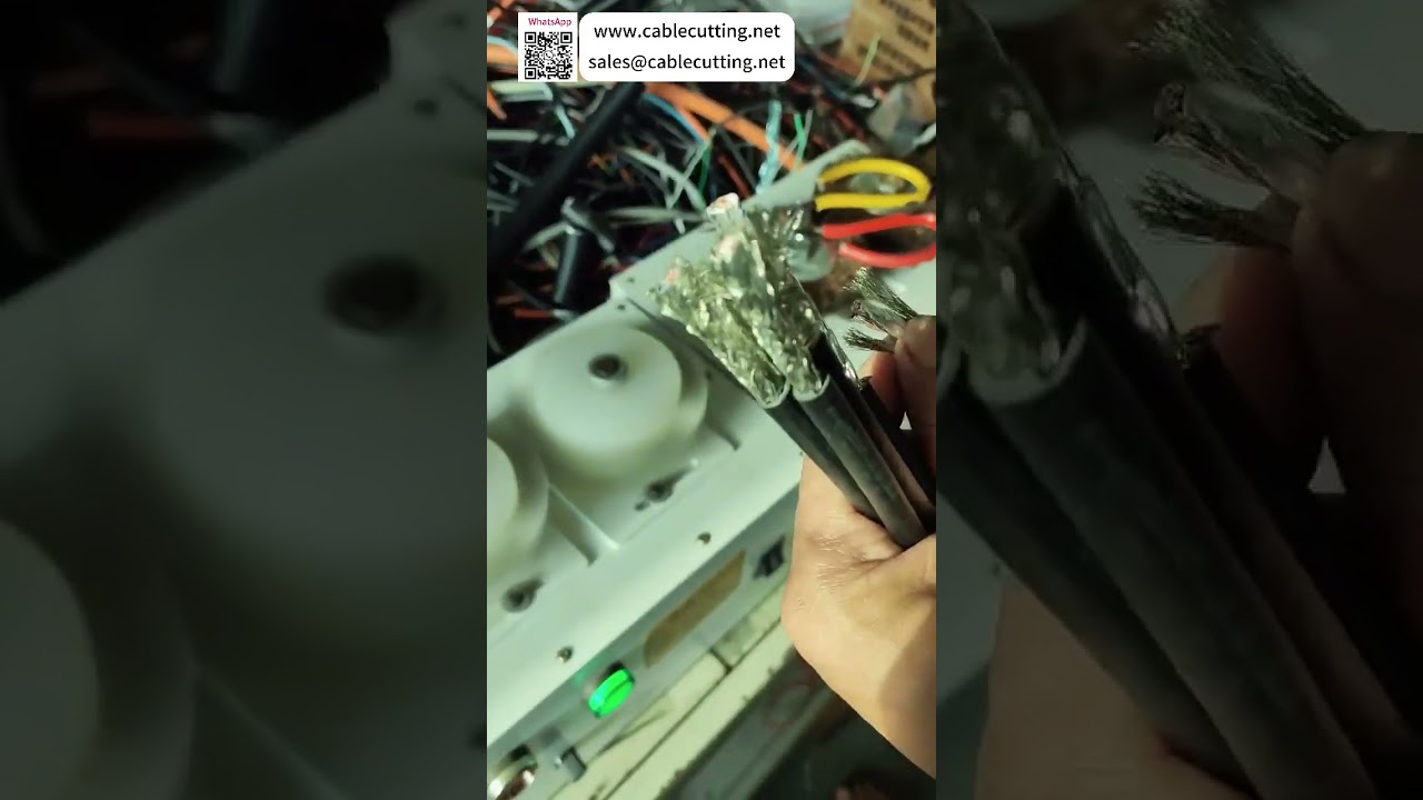 Machine automatique rapide de brossage et coupe de treillis de blindage de câble - Version courte