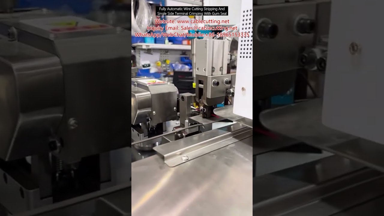Machine entièrement automatique de coupe, dénudage et sertissage unilatéral de cosses avec joint d'étanchéité