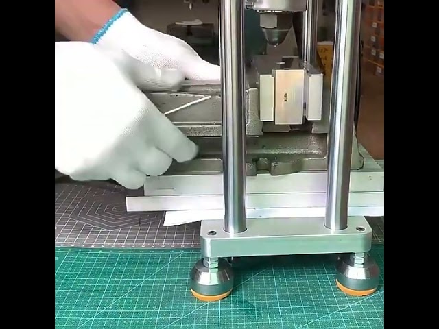 Machine de moulage par injection plastique verticale compacte 10g-20g pour petites pièces