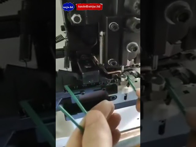 Machine automatique de dénudage et de sertissage de fils avec application de bornes