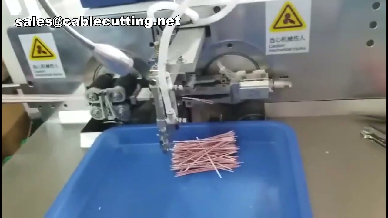 Machine automatique de sertissage, soudage, dénudage et torsion de fils électriques