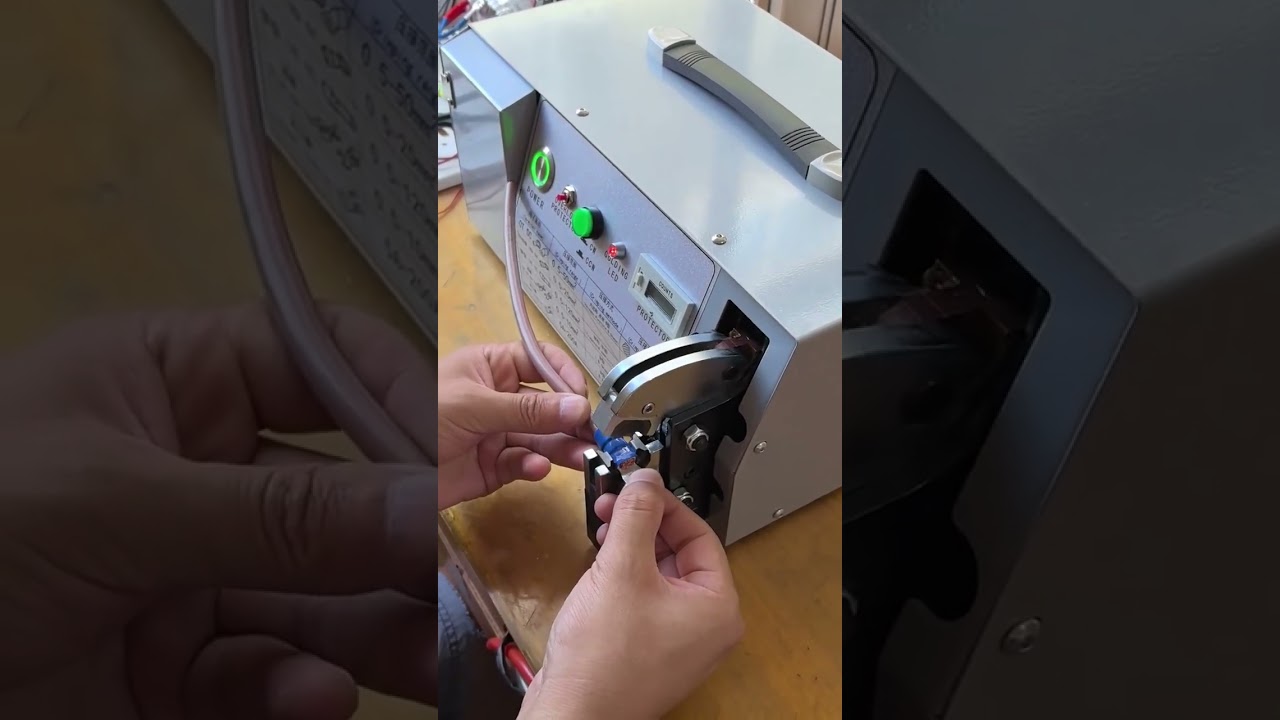 Sertissage sans effort des grosses cosses pré-isolées avec une sertisseuse électrique #usine #machine