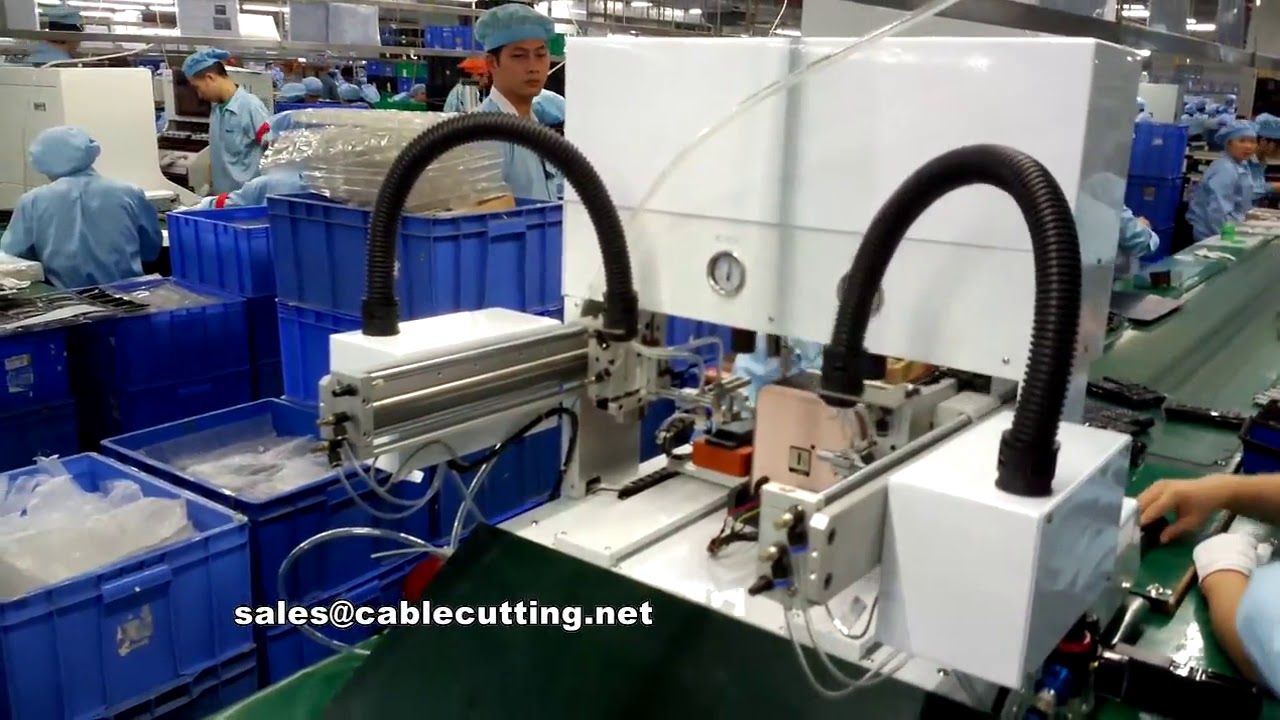 Machine à visser entièrement automatique avec bras robotisé