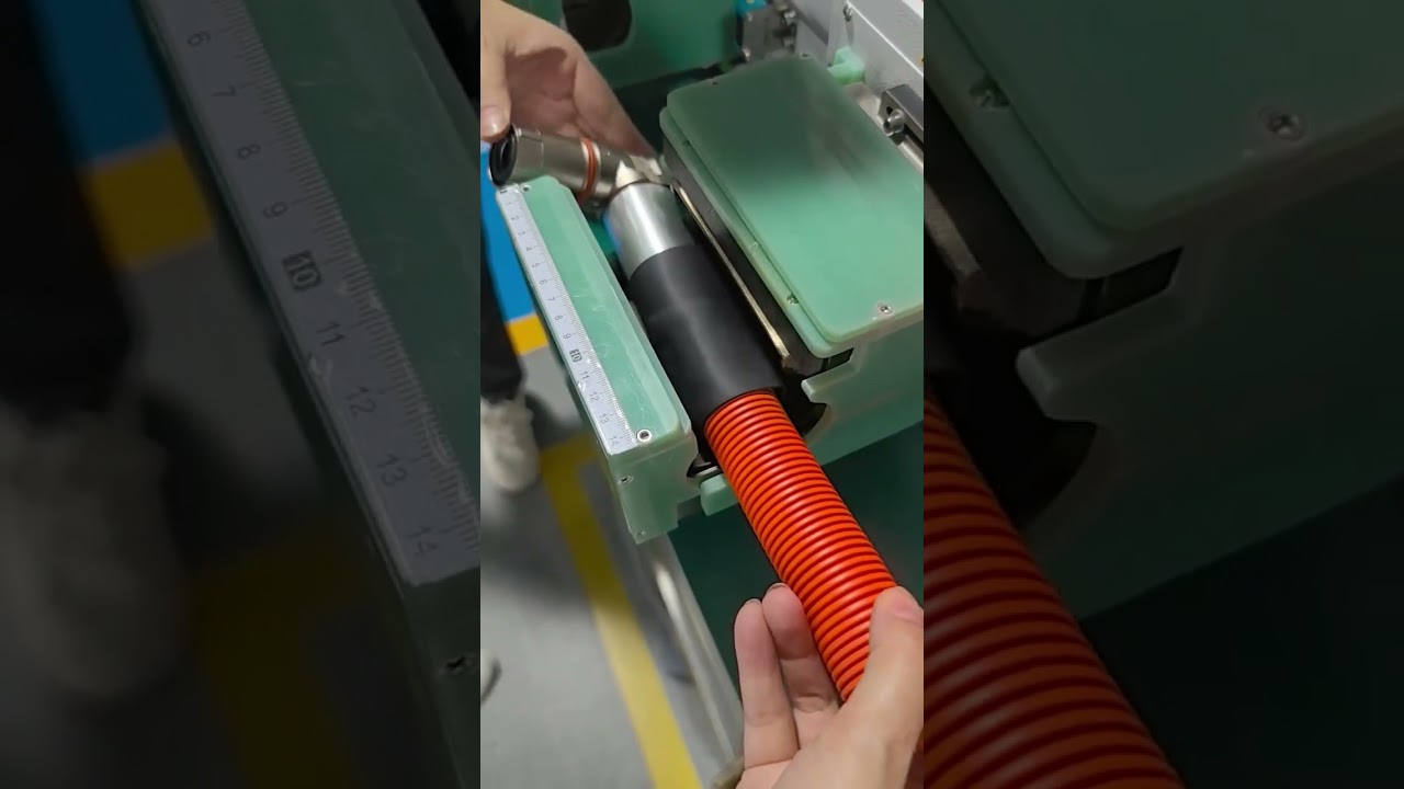 Le chauffage de tube ondulé pour faisceaux de câbles EV assure une distribution parfaite et uniforme de la colle thermorétractable