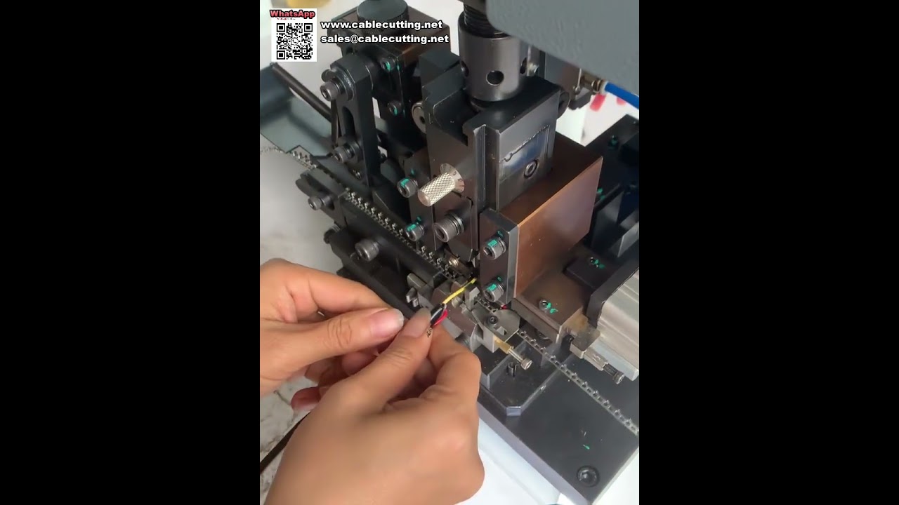 Machine de dénudage et de sertissage pour fil unique, à alimentation rapide, pour le dénudage de câbles à âme.