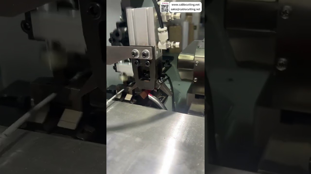 Machine de sertissage de bornes entièrement automatique dédiée avec opérations à double tête et sortie de processus