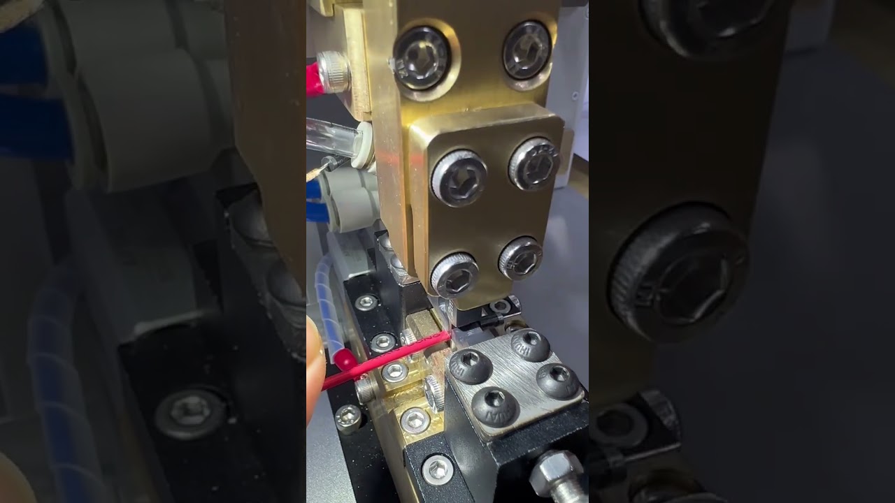 Équipement de formage en une étape sans soudure par soudage par résistance à une presse pour usine de faisceaux de câbles