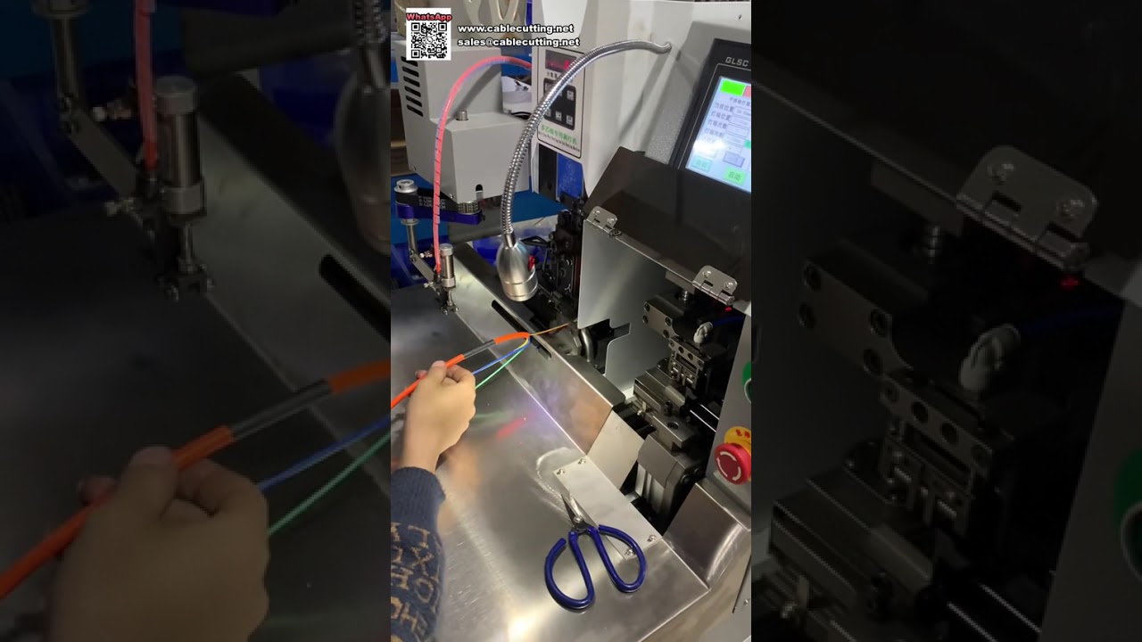 Équipement de machine de dénudage et de sertissage de bornes multiconducteurs haute performance