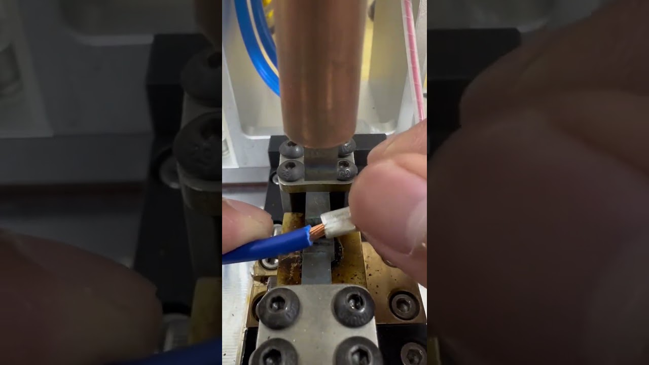 Compactage du fil de cuivre sur la cosse — équipement de soudage par résistance et ultrasons