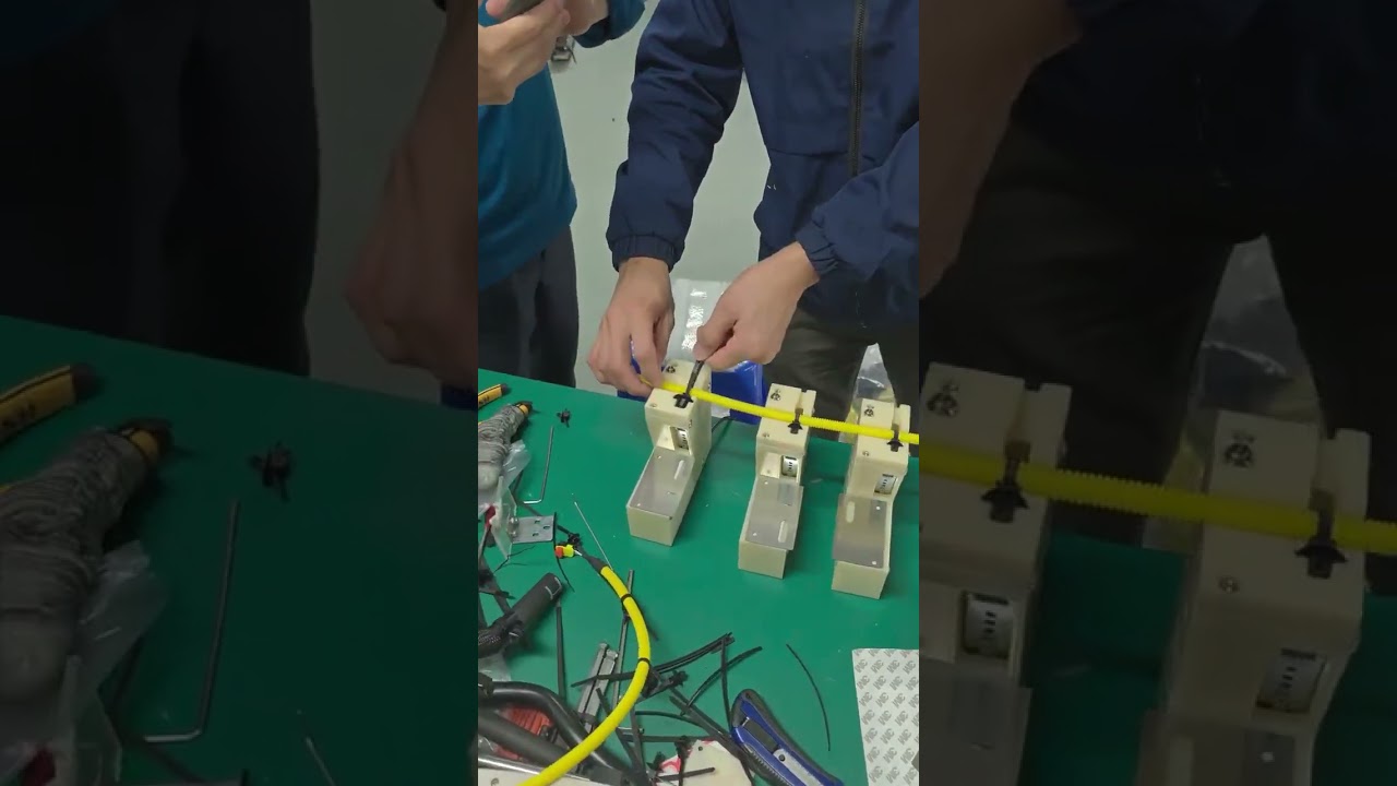 Mini outil de serrage de colliers de câble pratique avec tension automatique et coupe de la queue pour des faisceaux de câbles parfaits