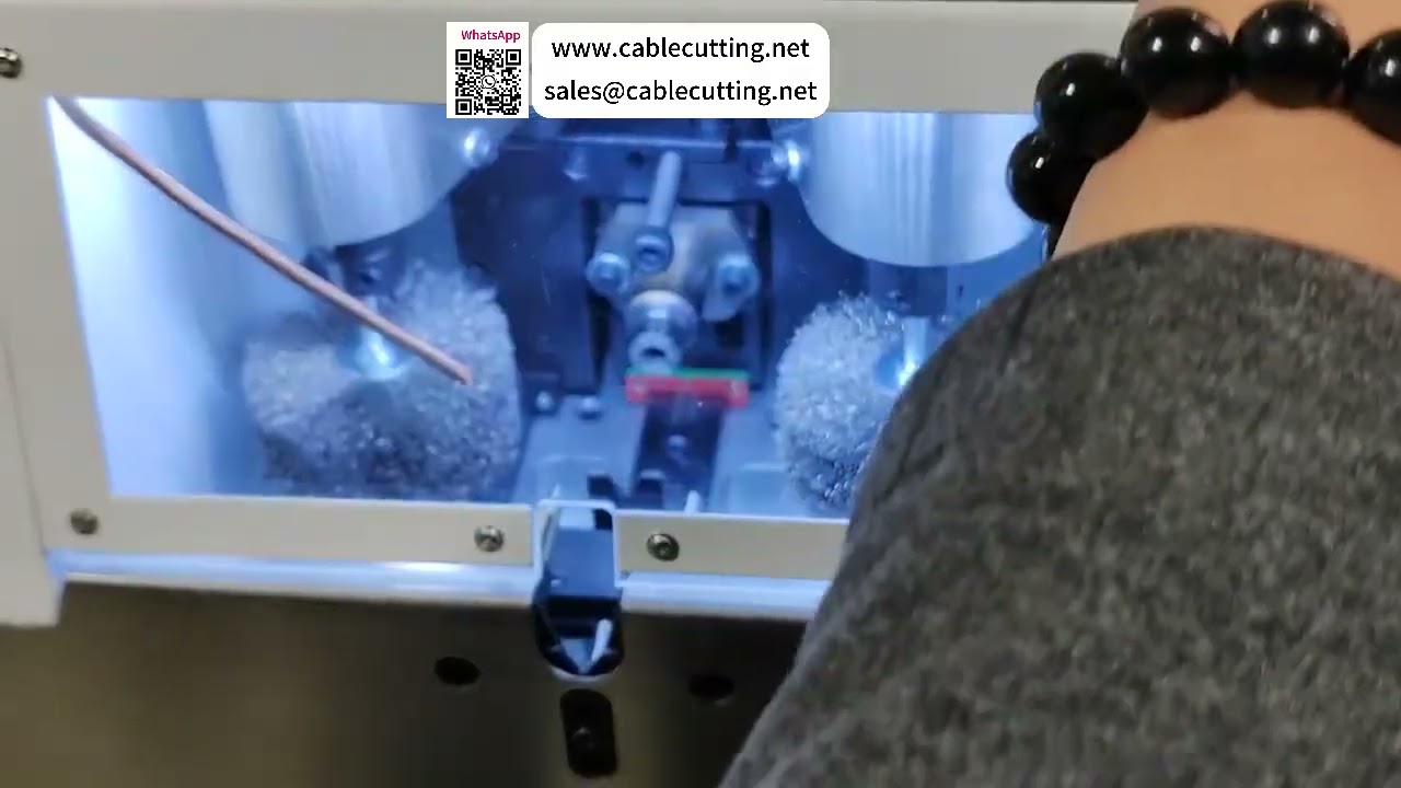 Machine de brossage et de torsadage de fil de blindage  Intégration transparente avec équipement d'enveloppement de feuille