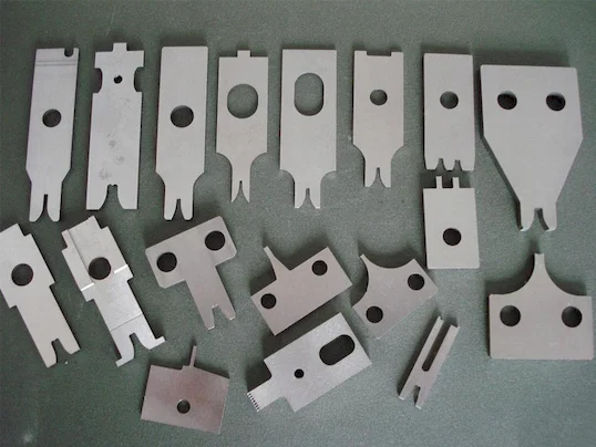 Lames et Matrices pour Machine à Cosses
